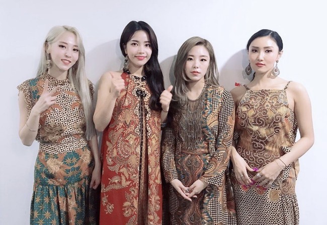 MAMAMOO mengadakan fanmeeting pertamanya di Jakarta pada Februari 2019. Momen itu semakin spesial karena keempat personel Hwasa, Solar, Moonbyul, dan Wheein tampil mengenakan batik. Foto: dok Instagram mamamoo_official