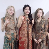 MAMAMOO mengadakan fanmeeting pertamanya di Jakarta pada Februari 2019. Momen itu semakin spesial karena keempat personel Hwasa, Solar, Moonbyul, dan Wheein tampil mengenakan batik. Foto: dok Instagram mamamoo_official