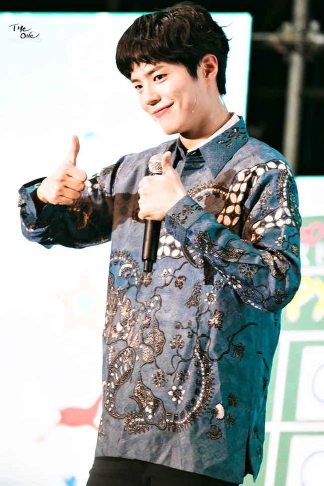 Park Bo Gum menyiapkan kejutan untuk penggemar saat menggelar fanmeeting pada Januari 2017. Bintang drama Korea Reply 1988 itu mengenakan kemeja batik bernuansa biru, bahkan melahap nasi goreng kambing. Foto: dok Fansite The One