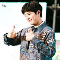 Park Bo Gum menyiapkan kejutan untuk penggemar saat menggelar fanmeeting pada Januari 2017. Bintang drama Korea Reply 1988 itu mengenakan kemeja batik bernuansa biru, bahkan melahap nasi goreng kambing. Foto: dok Fansite The One