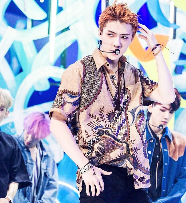 Sehun EXO membuat penggemar Indonesia heboh saat mengenakan batik di acara musik Inkigayo. Saat itu ia menampilkan lagu terbarunya Ko Ko Bop. Maknae EXO itu sebelumnya kedapatan memakai sendal swallow. Foto: dok SBS