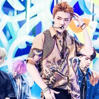 Sehun EXO membuat penggemar Indonesia heboh saat mengenakan batik di acara musik Inkigayo. Saat itu ia menampilkan lagu terbarunya Ko Ko Bop. Maknae EXO itu sebelumnya kedapatan memakai sendal swallow. Foto: dok SBS