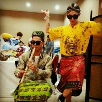 BIGBANG sukses menghelat konser di Jakarta pada Oktober 2012. Taeyang lalu mengunggah fotonya mengenakan kemeja batik sambil meniup seruling. Di sampingnya, ada G-Dragon memakai blangkon dan kaus barong Bali. Foto: dok Twitter Realtaeyang