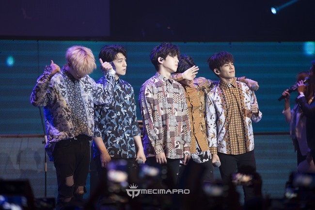 DAY6 mengadakan fanmeeting di Jakarta pada Agustus 2017. Band jebolan JYP Entertainment itu menyapa penggemar Indonesia untuk pertama kalinya. Suasana Balai Sarbini riuh saat para personel tampil dengan batik. Foto: dok Mecima Pro