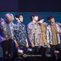 DAY6 mengadakan fanmeeting di Jakarta pada Agustus 2017. Band jebolan JYP Entertainment itu menyapa penggemar Indonesia untuk pertama kalinya. Suasana Balai Sarbini riuh saat para personel tampil dengan batik. Foto: dok Mecima Pro