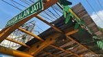 Memprihatinkan, Atap Halte Bus di Jatiwaringin Bolong
