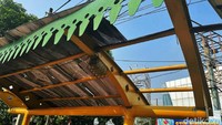 Warga pun lebih memilih menunggu angkutan di pinggir jalan ketimbang di halte.