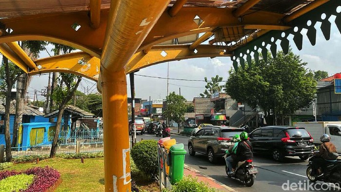 Atap halte bus di Jatiwaringin, Jakarta Timur, Jumat (01/10/2021), terlihat bolong dan rusak parah. Kondisi ini membuat warga yang menanti bus tidak merasa nyaman dan tidak kerasan. Langit bagai menaungi halte yang bolong itu.