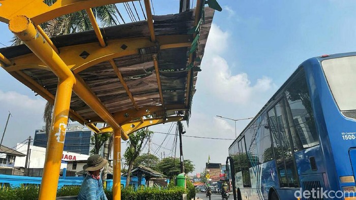 Atap Halte Bus di Jatiwaringin Bolong Atap halte bus di Jatiwaringin, Jakarta Timur, Jumat (01/10/2021), terlihat bolong dan rusak parah. Kondisi ini membuat warga yang menanti bus tidak merasa nyaman dan tidak kerasan. Langit bagai menaungi halte yang bolong itu.