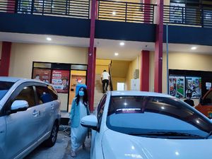 Penampakan Ayu Thalia Diperiksa di Polsek Penjaringan