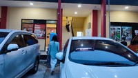 Tak ada komentar dari Ayu Thalia setiba di Polsek Penjaringan. Ia lalu bergegas naik ke ruang pemeriksaan. (Nahda/detikcom)