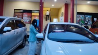 Ayu Thalia tiba di Polsek Penjaringan sekitar pukul 17.51 WIB. Ayu terlihat mengenakan dress warna putih dan dilapis blazzer. (Nahda/detikcom)