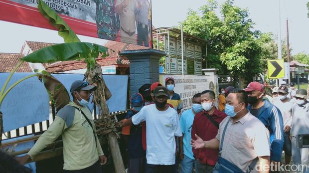 Balai desa di Tuban disegel warga