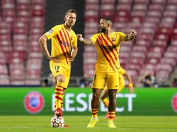 Ketujuh, perjudian Ronald Koeman belum terlihat sukses. Luuk de Jong yang disebutnya lebih baik dari Neymar, belum terlihat gemilang (AP)