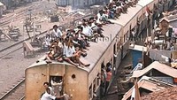 Foto menampilkan kereta api lokal tujuan Rangkasbitung dengan rangkaian khasnya CL-8500 siap meninggalkan Stasiun Tanah Abang, diambil sekitar tahun 1970. Mr. Michael Friedel/Facebook/Untung Ridwan