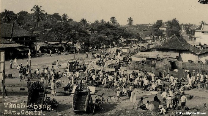 Bikin Nostalgia, Begini Potret Tanah Abang Zaman Dulu Menilik kondisi Tanah Abang saat ini, coba kita lihat potret Tanah Abang tempo dulu. Ini dapat dijadikan sebagai gambaran, betapa indahnya suasana Tanah Abang tempo dulu. Walau sudah ada kegiatan ekonomi, namun belum seramai sekarang.