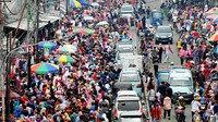 Sebelum direvitalisasi, para pedagang kaki lima masih menjajakan barang dagangannya di trotoar membuat suasana Pasar Tanah Abang menjadi semrawut. Rachman/detikcom