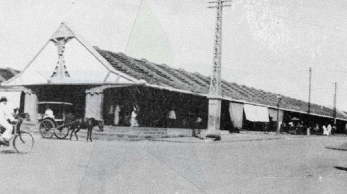 Bikin Nostalgia, Begini Potret Tanah Abang Zaman Dulu Menilik kondisi Tanah Abang saat ini, coba kita lihat potret Tanah Abang tempo dulu. Ini dapat dijadikan sebagai gambaran, betapa indahnya suasana Tanah Abang tempo dulu. Walau sudah ada kegiatan ekonomi, namun belum seramai sekarang.