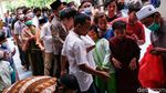 Bocah Berdesakan Antre Makanan Usai Salat Jumat di Simprug
