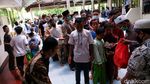 Bocah Berdesakan Antre Makanan Usai Salat Jumat di Simprug