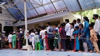Makanan gratis ini diberikan setiap usai salat Jumat. 
