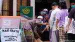 Bocah Berdesakan Antre Makanan Usai Salat Jumat di Simprug
