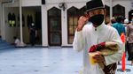 Bocah Berdesakan Antre Makanan Usai Salat Jumat di Simprug