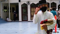Bocah dan orang dewasa yang tidak kebagian makanan masih mendapat jus gratis. 