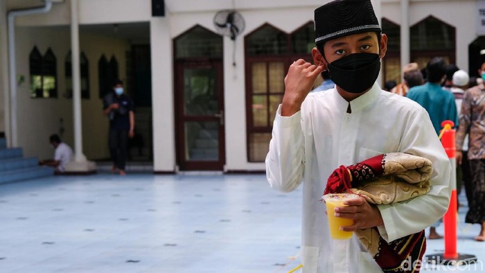 Salah satu masjid di Simprug, Jakarta, menyediakan makanan gratis seusai salat Jumat. Bocah-bocah pun mengantre sampai berdesakan untuk mengambil makanan.