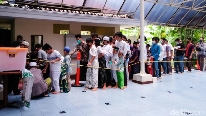 Bocah Berdesakan Antre Makanan Usai Salat Jumat di Simprug Salah satu masjid di Simprug, Jakarta, menyediakan makanan gratis seusai salat Jumat. Bocah-bocah pun mengantre sampai berdesakan untuk mengambil makanan.