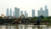Sejumlah alat berat mengeruk lumpur di Sungai Ciliwung kawasan Tanah Abang, Jakarta, Jumat (1/10/2021). Warga yang tinggal disekitar bantaran Ciliwung, juga meminta pemerintah untuk melanjutkan proses normalisasi Kali Ciliwung. (Andhika Prasetia/detikcom)