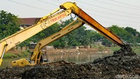 Pengerukan lumpur sungai terus dilakukan untuk mengantisipasi banjir di wilayah tersebut.