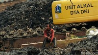 Gubernur DKI Jakarta Anies Baswedan mengatakan persiapan untuk musim penghujan di antaranya adalah pengerukan waduk, pembersihan gorong-gorong, dan pengerukan sungai.
