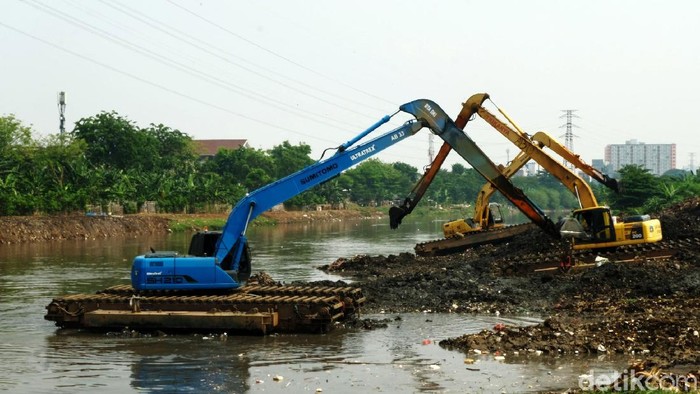 Pemprov DKI Jakarta melakukan program gerebek lumpur untuk mencegah banjir. Salah satu titik yang dikeruk berada di aliran Sungai Ciliwung di Tanah Abang.