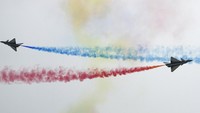 Dalam pameran itu, China memamerkan pesawat siluman J-20 dengan mesin baru buatan dalam negeri. Pesawat siluman J-20 diklaim bisa mengimbangi jet tempur siluman milik Angkatan Udara Amerika Serikat, F-22.