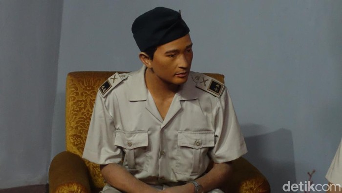 Eks Panglima TNI Jenderal (Purn) Gatot Nurmantyo menyoroti diorama Soeharto di Makostrad. Nah, di Monali Yogya, masih ada lho patung Soeharto.