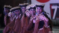 Pemakaian baju adat dilakukan untuk mengenalkan bahwa Indonesia memiliki kekayaan budaya dari beragam suku bangsa.