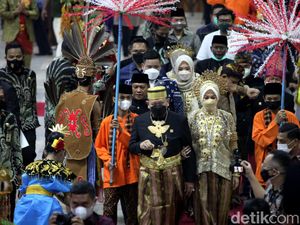 Deretan Baju Adat Semarakan HUT DPD RI ke-17