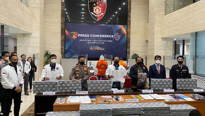 Dirtipidsiber Bareskrim Brigjen Asep Edi Suheri (posisi tengah berjaket putih)