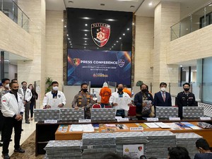 Duit Segunung Jadi Bukti Saat Aksi Penipuan Bisnis Asing Dibongkar Polri