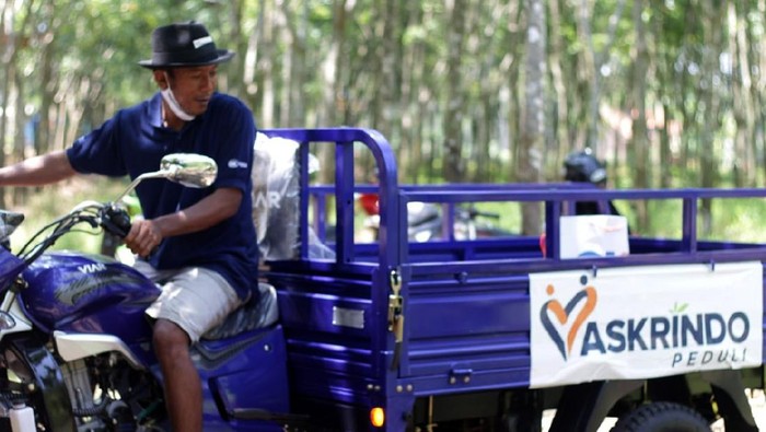 Dorong Produktivitas Kelompok Tani Hutan Askrindo kembali menyalurkan bantuan sarana produksi pada Kelompok Tani Hutan (KTH) Alam Roban yang juga menjadi bagian dari kelompok budidaya lebah liar di Hutan Roban, Batang, Jawa Tengah.