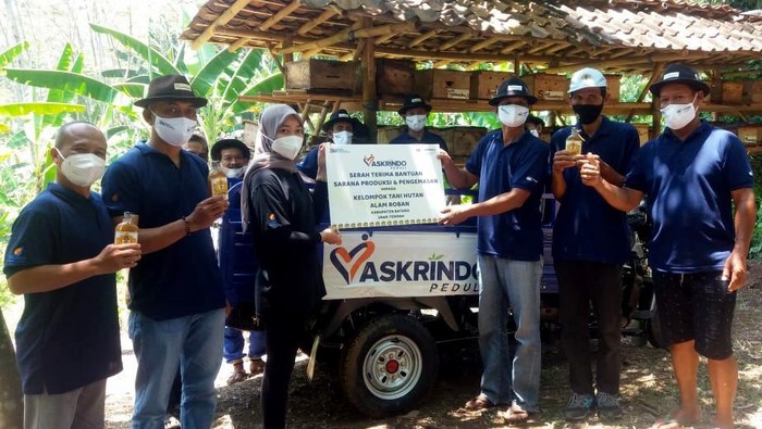 Askrindo kembali menyalurkan bantuan sarana produksi pada Kelompok Tani Hutan (KTH) Alam Roban yang juga menjadi bagian dari kelompok budidaya lebah liar di Hutan Roban, Batang, Jawa Tengah.