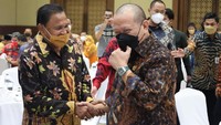 La Nyalla didampingi para Senator menjamu Raja dan Sultan se-Nusantara yang tergabung dalam Majelis Adat Kerajaan Nusantara (MAKN).