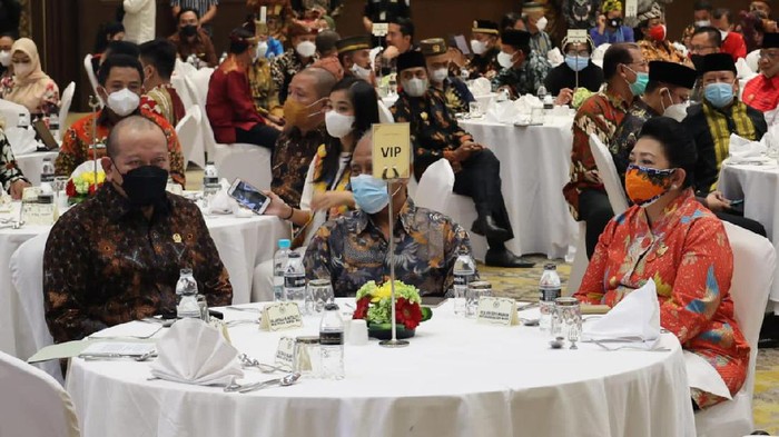 DPD Gelar Gala Dinner Bareng Raja dan Sultan Se-Nusantara DPD menggelar Gala Dinner sebagai rangkaian HUT ke-17 DPD. Acara tersebut mengundang raja dan sultan se-nusantara.