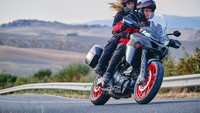 Khas Ducati, mesinnya dibekali dengan katup Desmodromic berjumlah 4 katup per silinder. Mesinnya ini juga dibekali dengan pendingin udara. Foto: dok. Ducati