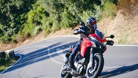 Siluet khas motor adventure dengan paruh bebek pesek khas Ducati. Lalu ada windshield yang besar, serta jok yang ergonomis dan dimensi intimidatif, membuat motor adventure ini tetap terlihat gagah namun masih pas dibawa oleh pemula. Foto: dok. Ducati