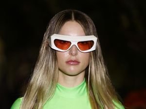 Lihat Aksi Perdana Putri Steve Jobs Berlenggang di Paris Fashion Week