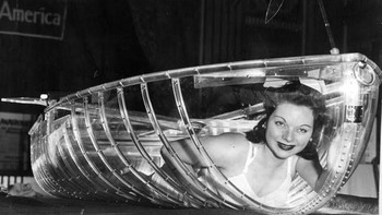 Kapal transparan diperkenalkan pada tahun 1941. Foto: Vintages