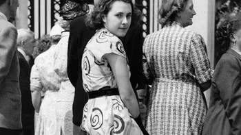 Sebuah tongkat yang dirancang agar penggunanya bisa duduk di mana saja muncul pada tahun 1951. Foto: Vintages