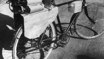 Sepeda yang dibekali tenaga roket agar bisa melesat cepat dipamerkan pada tahun 1931. Foto: Vintages